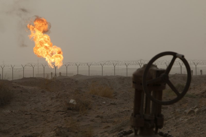 © Reuters. Flames emerge from a pipeline at the oil fields in Basra, southeast of Baghdad