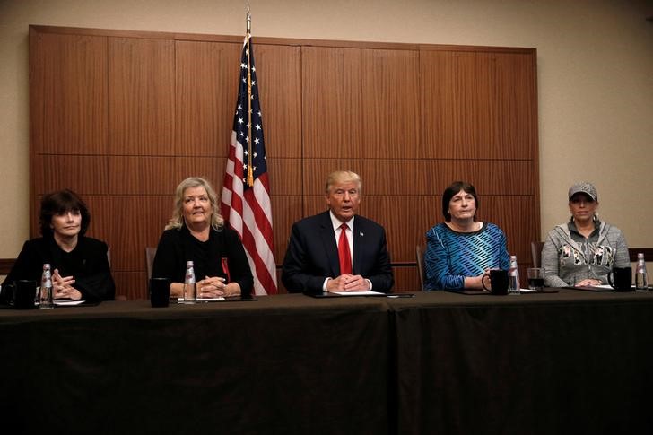 © Reuters. ترامب يلتقي مع أربع سيدات يتهمن بيل كلينتون بسوء السلوك الجنسي