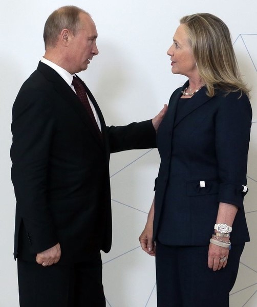 © Reuters. Russian President Putin meets U.S. Secretary of State Clinton, on her arrival at the Asia-Pacific Economic Cooperation Summit in Vladivostok