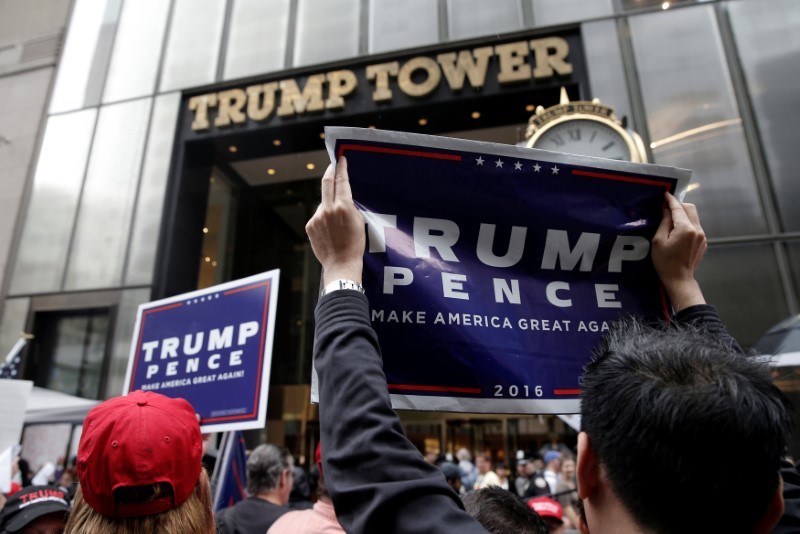 © Reuters. Supporters of Republican presidential nominee Donald Trump demonstrate outside Trump Tower where Trump lives in New York