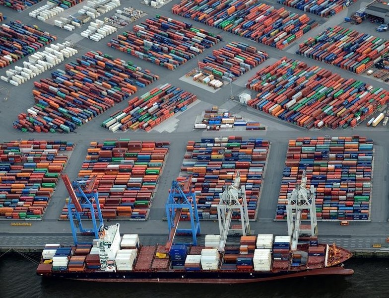 © Reuters. A container ship is loaded at a terminal in the harbour of Hamburg