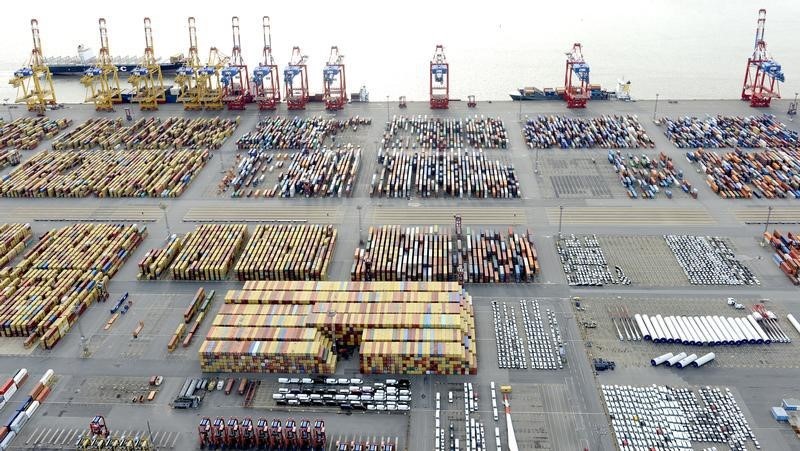 © Reuters. Cars and containers are pictured at a shipping terminal in the harbour of the German northern town of Bremerhaven