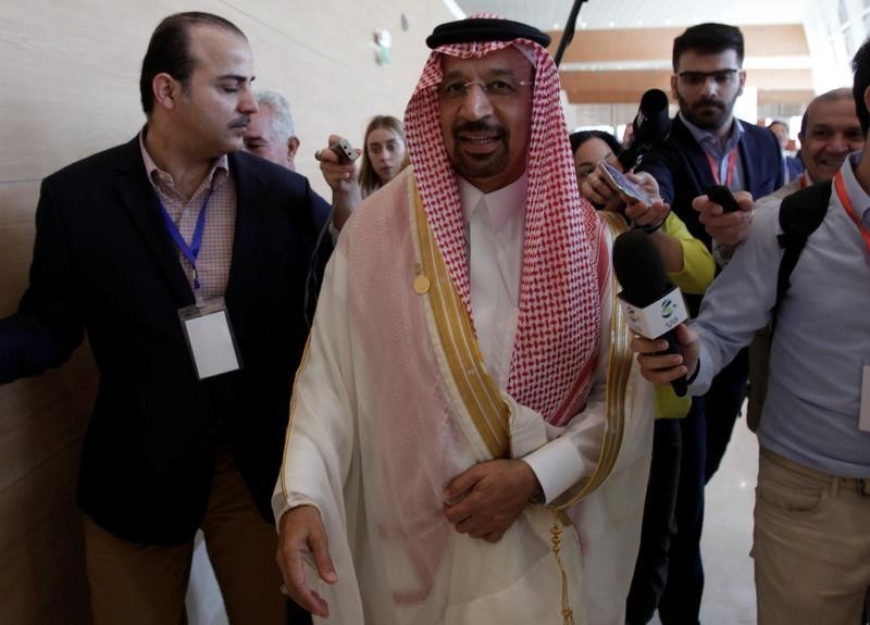 © Reuters. Saudi Energy Minister Khalid al-Falih talks to reporters during the 15th International Energy Forum Ministerial (IEF15) in Algiers