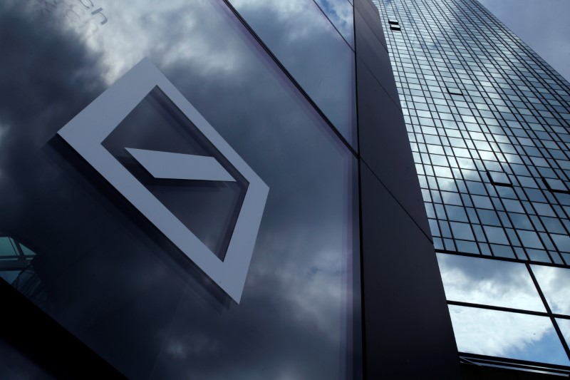 © Reuters. El Ibex abre a la baja arrastrado por Deutsche Bank