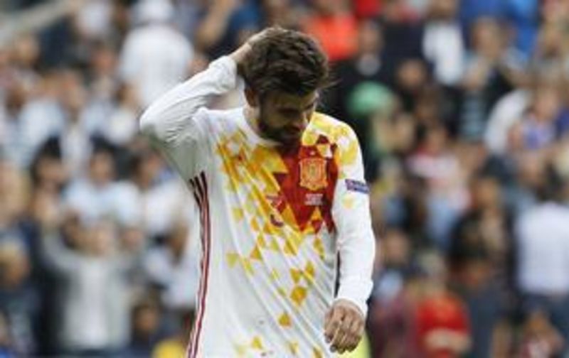 © Reuters. Piqué recibe apoyos tras la polémica con las mangas de su camiseta
