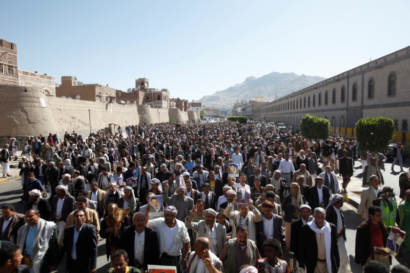 © Reuters. Mourners take part in the funeral of Abdul Qader Helal in Sanaa