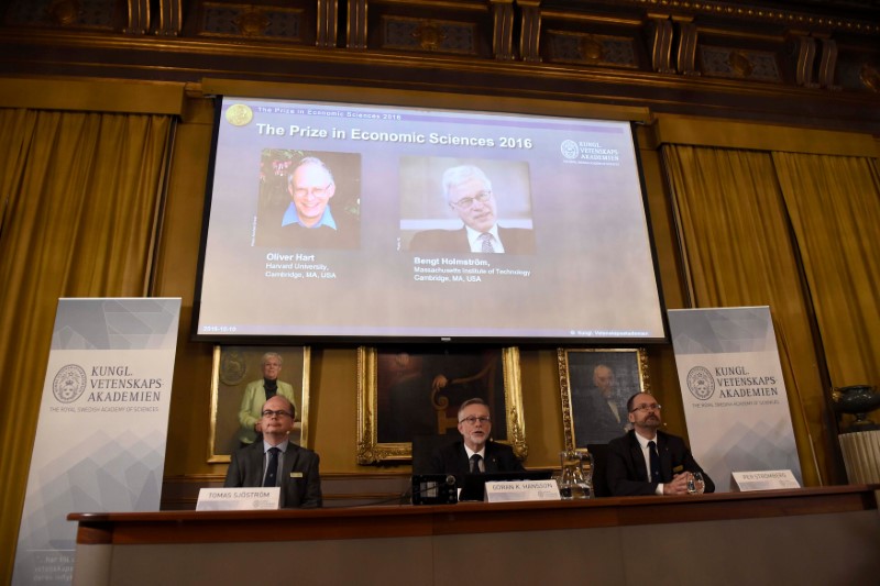 © Reuters. Membros da Academia Real Sueca de Ciências durante anúncio dos vencedores do prêmio Nobel de Economia