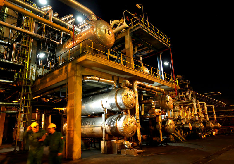 © Reuters. Employees walks in Hungarian oil and gas group MOL's main Danube refinery in Szazhalombatta