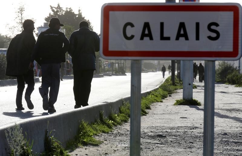 © Reuters. Imigrantes vistos na entrada da cidade portuária francesa de Calais