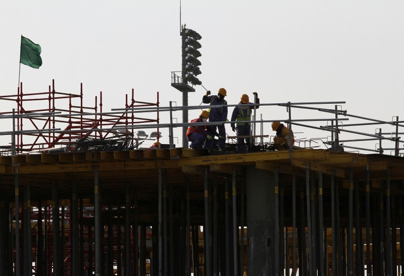 © Reuters. مقاضاة الفيفا بسبب معاملة العمال في منشأت كأس العالم لكرة القدم في قطر