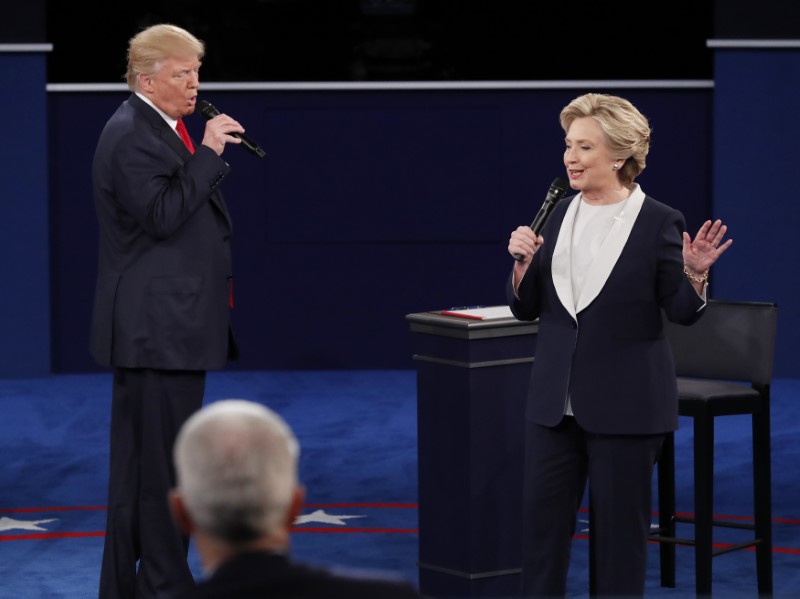 © Reuters. Candidato republicano à Presidência dos EUA, Donald Trump, e candidata democrata, Hillary Clinton, durante debate em St. Louis