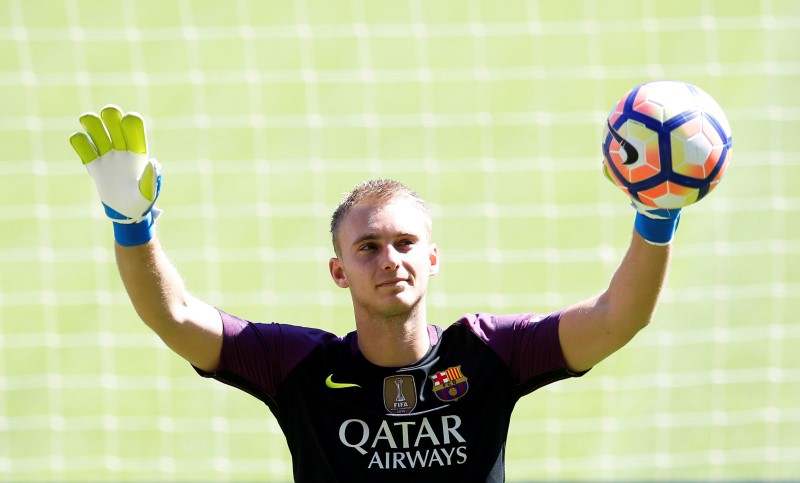 © Reuters. FC Barcelona's newly signed soccer goalkeeper Jasper Cillessen poses during his presentation at Camp Nou stadium in Barcelona