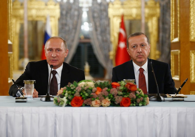 © Reuters. Russian President Putin talks during a joint news conference with his Turkish counterpart Erdogan following their meeting in Istanbul