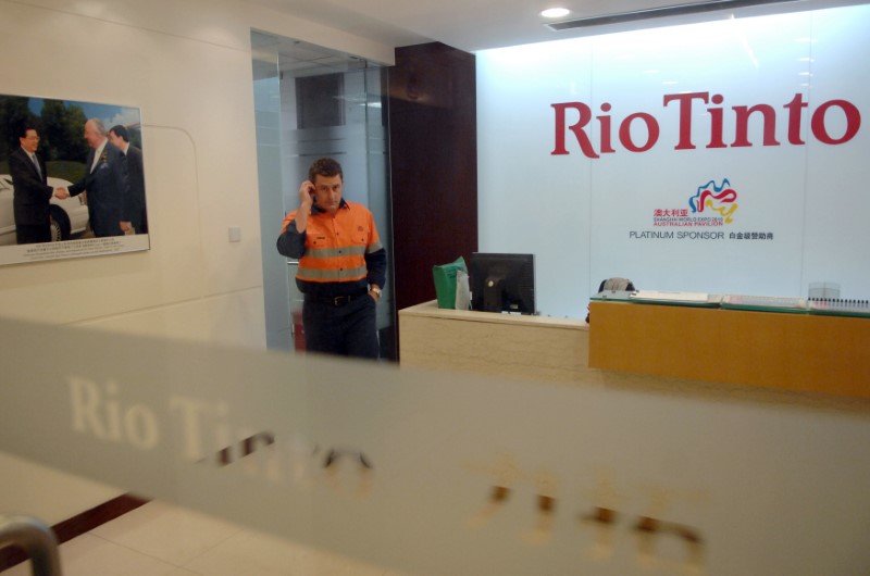 © Reuters. An employee talks on his mobile at the Rio Tinto Limited Shanghai Representative Office in Shanghai