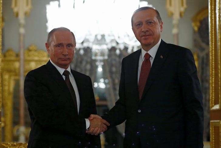 © Reuters. Putin e Erdogan durante encontro em Istambul