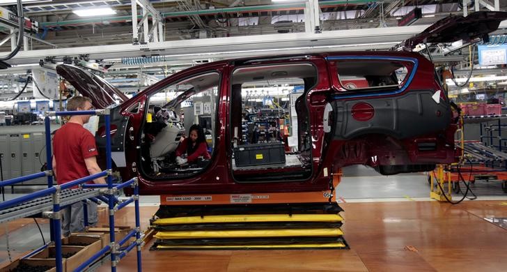 © Reuters. The frame of the all-new 2017 Chrysler Pacifica minivan rolls down the assembly line at the FCA Windsor Assembly plant in Windsor