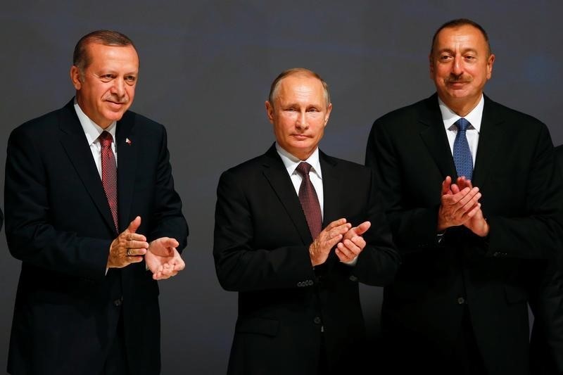 © Reuters. Russian President Putin and his counterparts Erdogan of Turkey and Aliyev of Azerbaijan applaud during the 23rd World Energy Conress in Istanbul