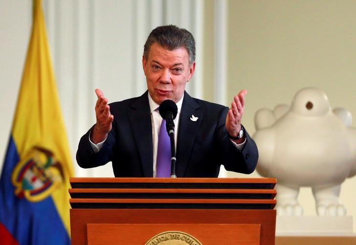 © Reuters. O presidente colombiano Juan Manuel Santos é aplaudido enquanto fala para pessoas que trabalharam para a aprovação do acordo de paz no referendo após ganhar o Nobel da Paz no Palácio de Narino, em Bogotá, na Colômbia