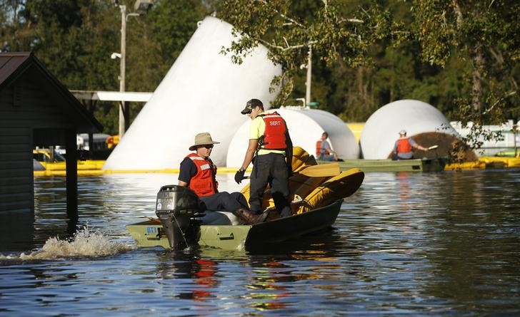 © Reuters. Agentes trabalham na ajuda a afetados por enchente em Lumberton, Carolina do Norte