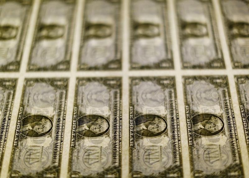 © Reuters. Notas de um dólar dos Estados Unidos são examinadas em Washington, nos Estados Unidos