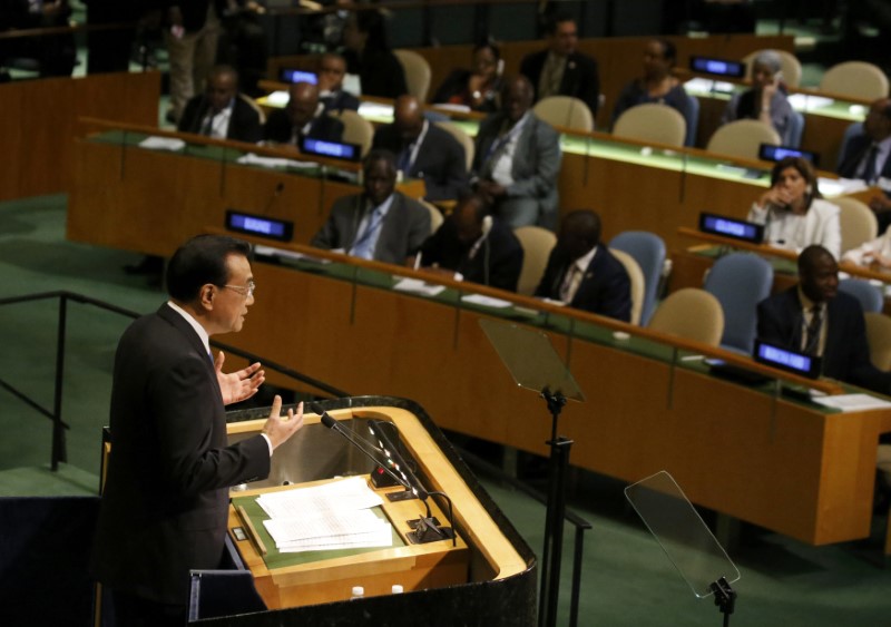 © Reuters. Premier Li Keqiang of China addresses the United Nations General Assembly in New York