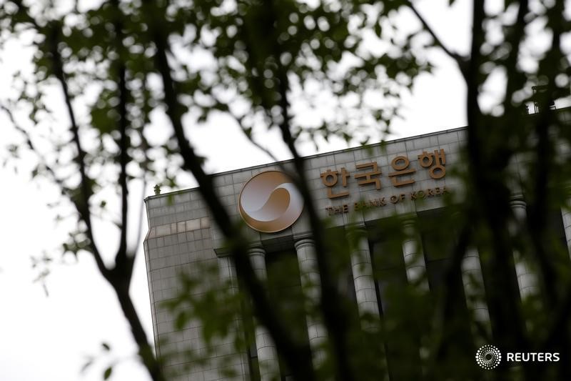 © Reuters. The logo of the Bank of Korea is seen on the top of its building in Seoul