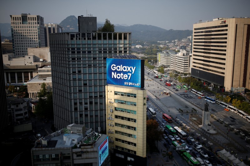 © Reuters. An outdoor advertisement promoting Samsung Electronics' Galaxy Note 7 installed atop a building is seen in central Seoul