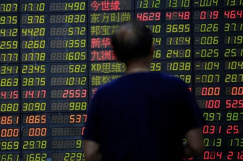 © Reuters. Shanghai, il tabellone di un'agenzia di brokerage con l'andamento dei titoli di borsa