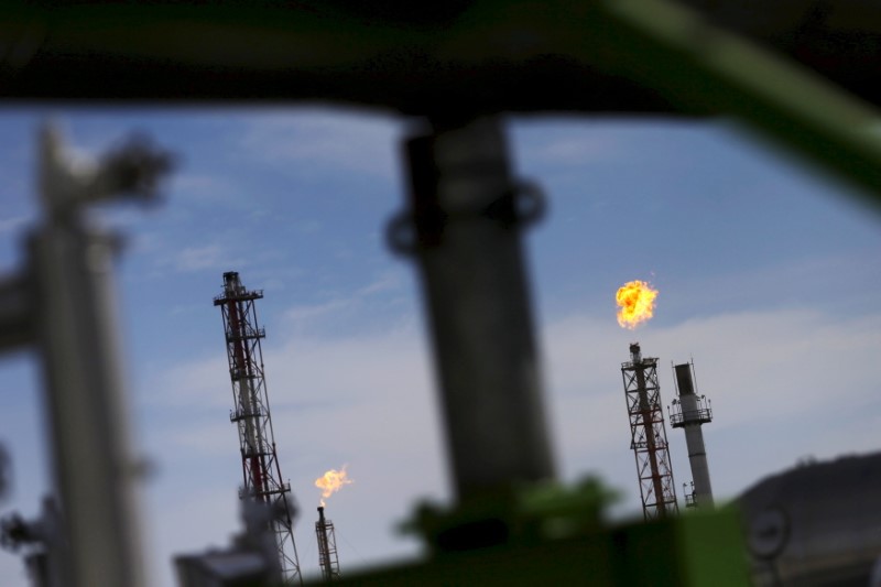 © Reuters. Las bolsas europeas bajan al replegarse valores petroleros