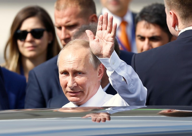 © Reuters. Russian President Vladimir Putin greets media members upon his arrival at Ataturk International airport in Istanbul