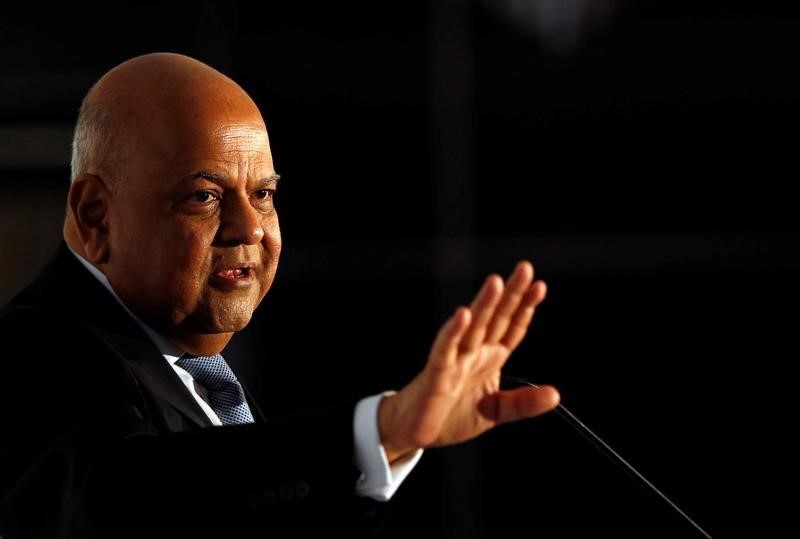 © Reuters. Finance Minister Pravin Gordhan gestures during a business summit in Sandton, South Africa