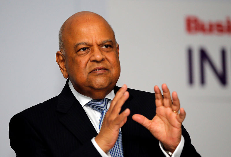 © Reuters. Finance Minister Pravin Gordhan gestures during his address at a business summit in Sandton, South Africa