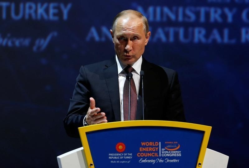 © Reuters. Russia's President Putin delivers a speech during the 23rd World Energy Congress in Istanbul