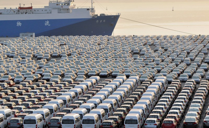 © Reuters. Chinese cars wait for export at a port in Dalian