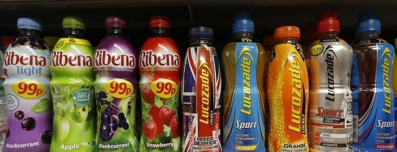 © Reuters. La OMS pide más impuestos a bebidas azucaradas para combatir enfermedades
