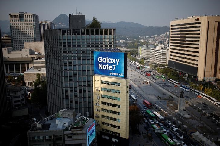 © Reuters. An outdoor advertisement promoting Samsung Electronics' Galaxy Note 7 installed atop a building is seen in central Seoul