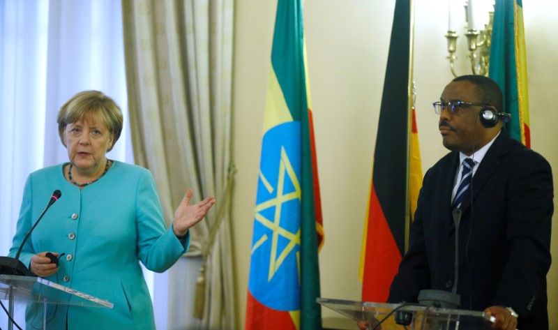 © Reuters. German Chancellor Angela Merkel gestures next to Ethiopian Prime Minister Hailemariam Desalegn during a news conference in Addis Ababa