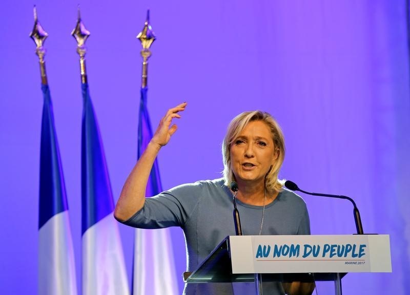 © Reuters. French National Front political party leader Marine Le Pen delivers a speech during a FN political rally in Frejus