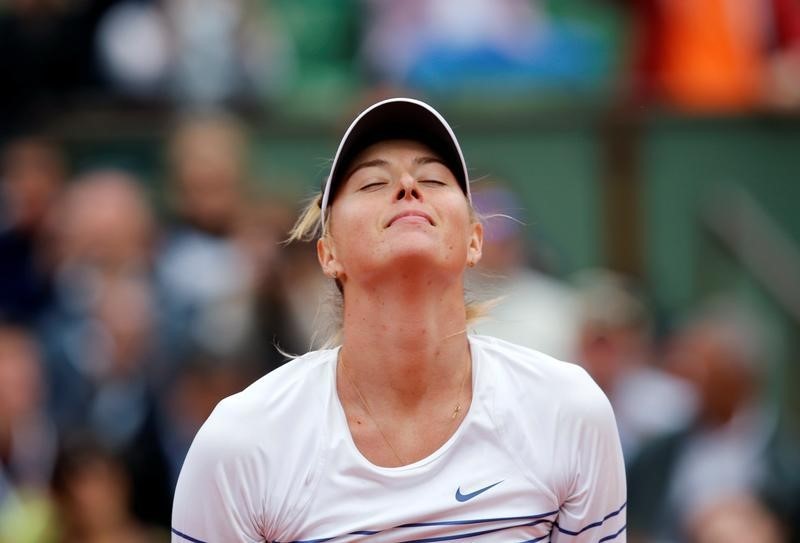 © Reuters. Maria Sharapova of Russia celebrates after beating Samantha Stosur of Australia during their women's singles match at the French Open tennis tournament at the Roland Garros stadium in Paris