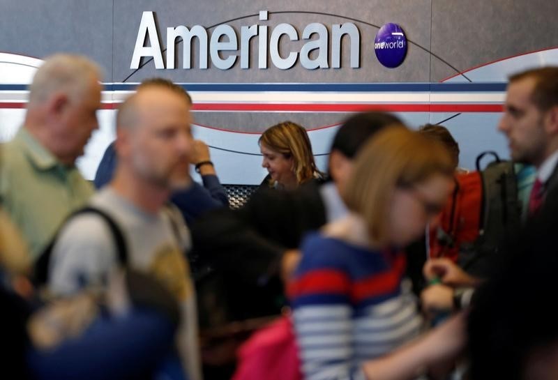 © Reuters. Travelers line up at an American Airlines ticket counter at O'Hare Airport in Chicago