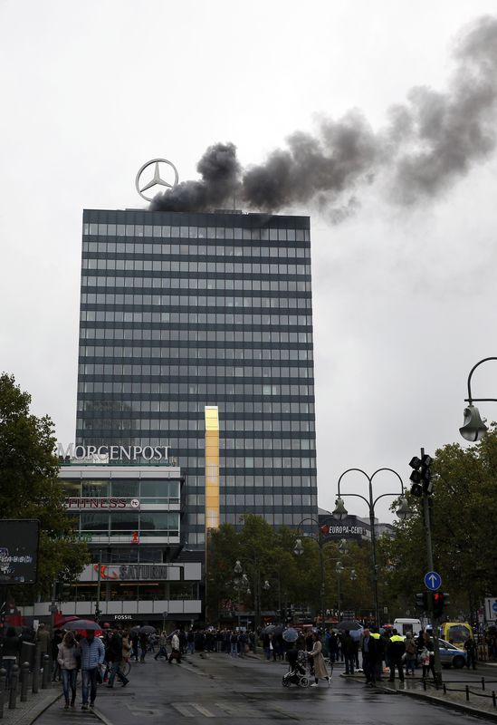 © Reuters. Smoke and fire is seen on the roof of the Europa-Center building in Berlin