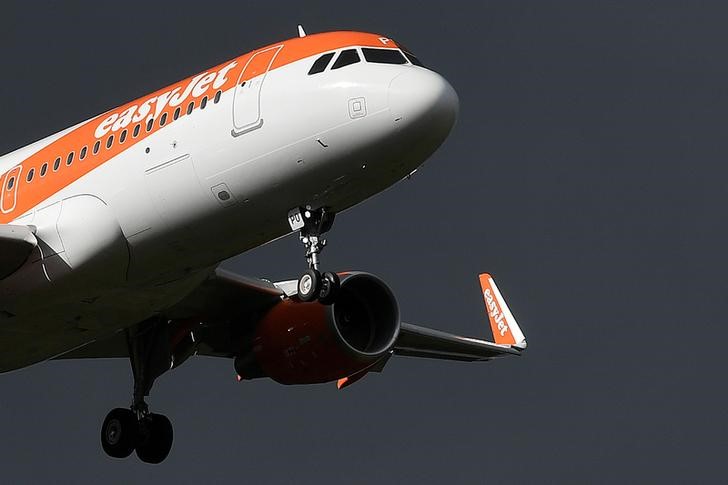 © Reuters. An EasyJet passenger aircraft makes its final approach for landing at Gatwick Airport in southern England, Britain