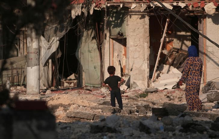 © Reuters. Criança vista em meio a destroços em Manbij, Síria