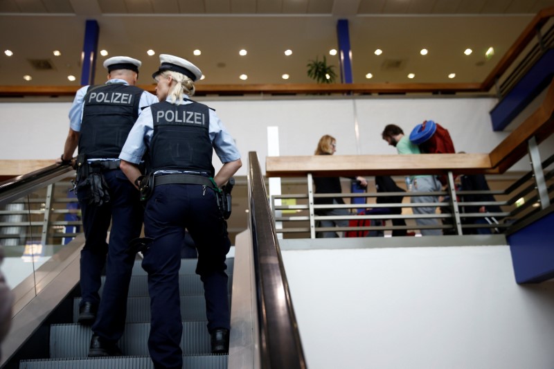 © Reuters. Policiais vistos em aeroporto em Berlim