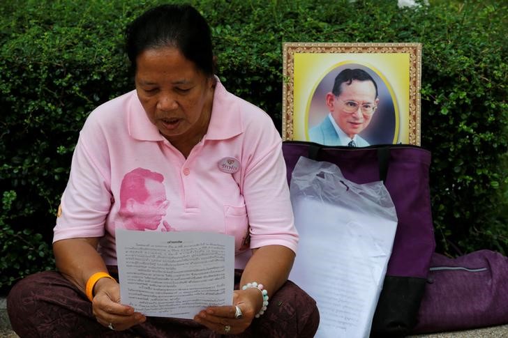 © Reuters. التايلانديون يرتدون اللون الوردي أملا في تعافي الملك