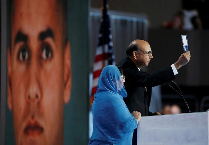 © Reuters. Khizr Khan, pai de um soldado norte-americano condecorado morto no Iraque, durante discurso na Convenção Nacional Democrata, na Filadélfia