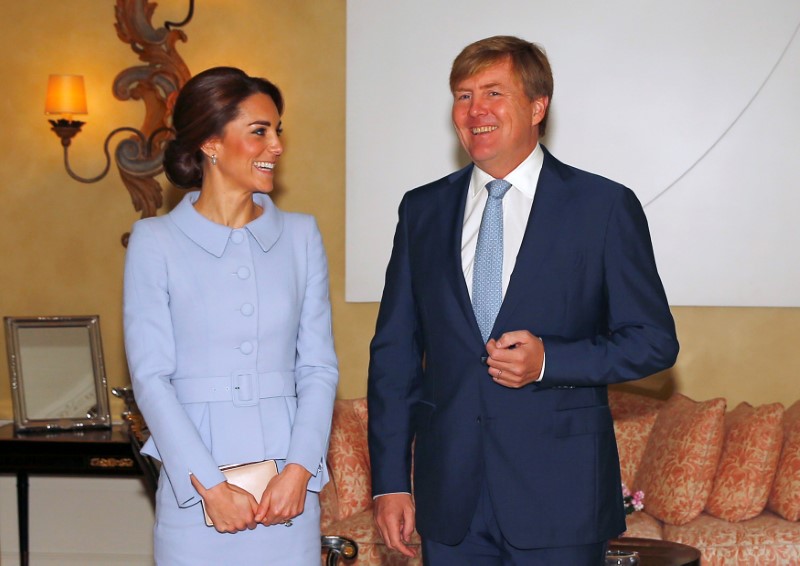 © Reuters. Britain's Kate, the Duchess of Cambridge, and Dutch King Willem-Alexander pose for photographers upon the Duchess' arrival in The Hague