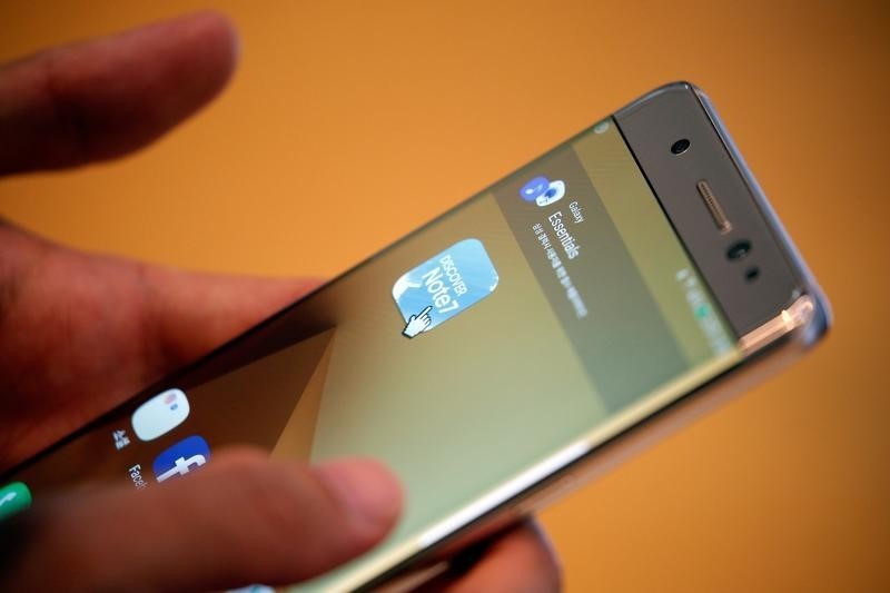 © Reuters. Consumidor testa Galaxy Note 7, da Samsung, na sede da empresa em Seul, na Coreia do Sul