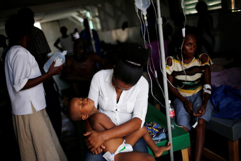 © Reuters. Pessoas sendo tratadas contra cólera em hospital no Haiti