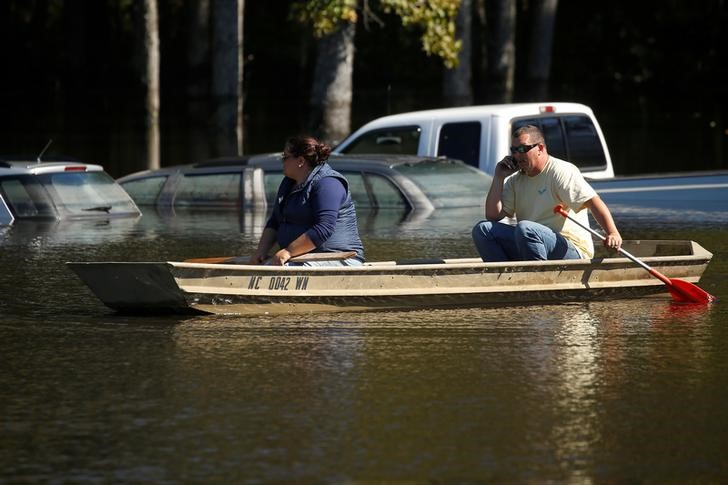 © Reuters. Pessoas usam barco em enchente em Lumberton, na Carolina do Norte